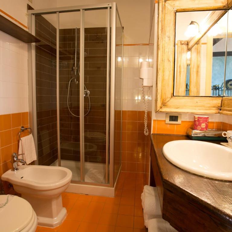Hotel Henry's House - Camera Matrimoniale - 11