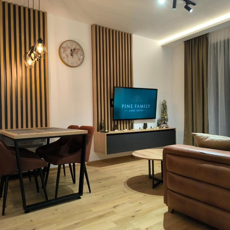 Pine Family Luxe Suite - Two-Bedroom Apartment - 2