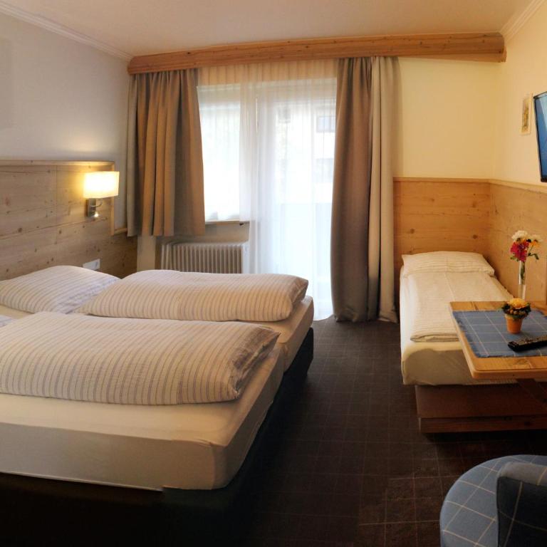 Hotel Garni Entstrasser - Double Room with Extra Bed and Balcony - 8