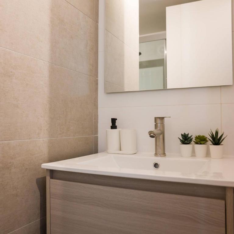 Modern 2BR Oasis in Las Condes Prime Urban Stay - Apartment - 34