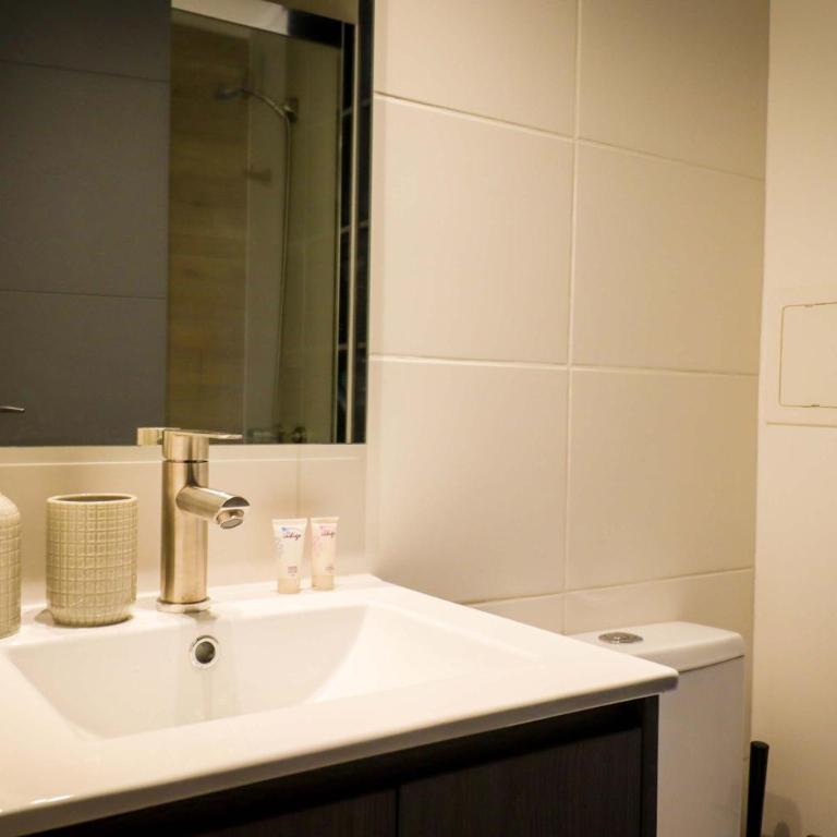 HOM I MetroParqueBustamante Wifi CentroUrbano - Apartment - 37
