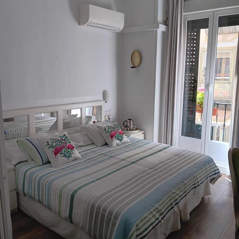 Hostal Casa Chueca - King Room with Balcony - 4