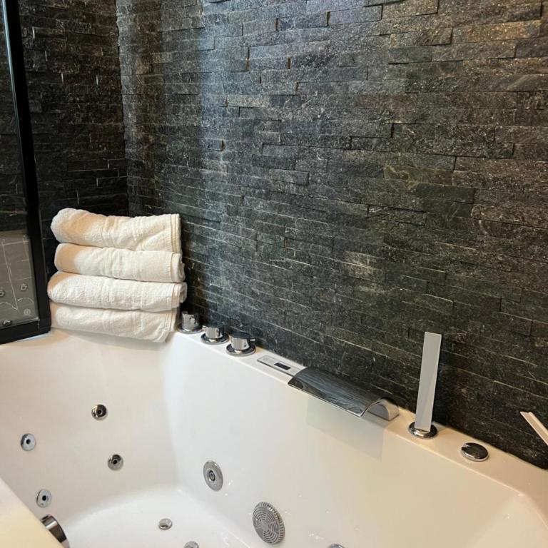 Pour 4 personnes, exceptionnel, au calme, vue époustouflante, terrasse, Tout pédestre à 10m du funiculaire, jacuzzi balnéothérapie - Appartement - 3