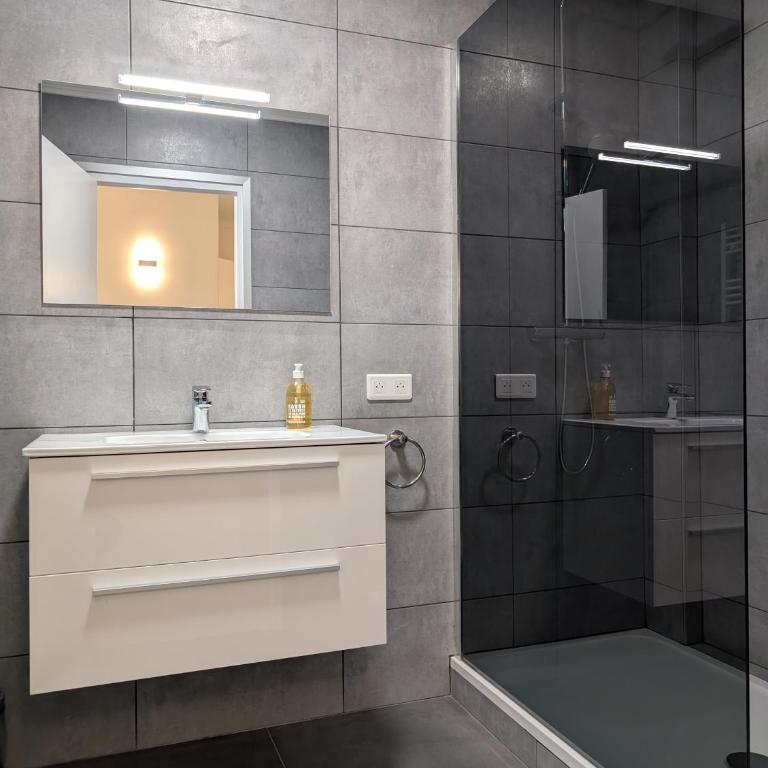 Le Landel - Appartement 3 Pièces entièrement rénové, climatisé avec parking - Two-Bedroom Apartment - 18