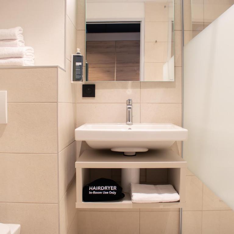 Brit Hotel Cahors Centre - Le Valentre - Chambre Lits Jumeaux Confort - 1