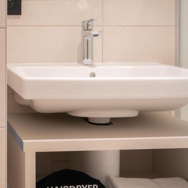 Brit Hotel Cahors Centre - Le Valentre - Chambre Familiale - 8