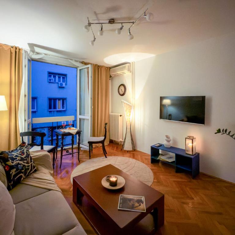 Vintage charm by Republic Square - French balcony - One-Bedroom Apartment - 10
