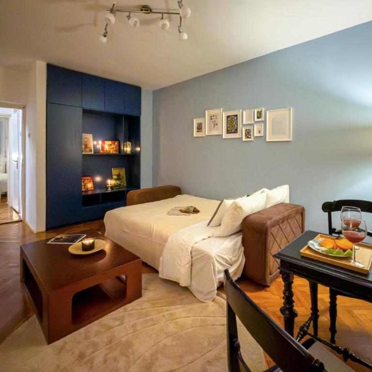 Vintage charm by Republic Square - French balcony - One-Bedroom Apartment - 4