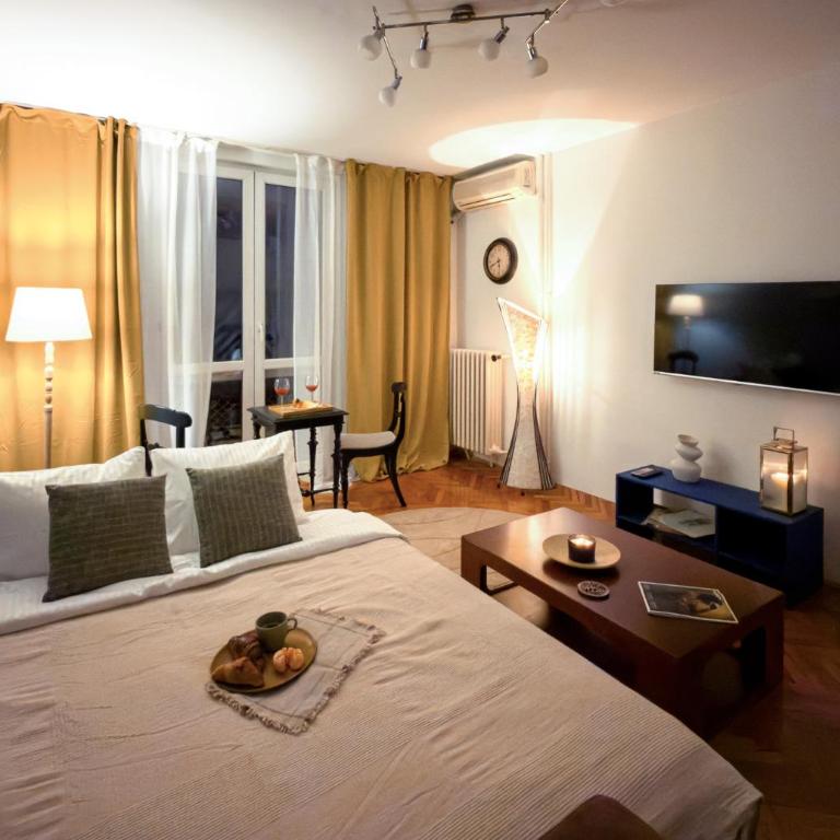 Vintage charm by Republic Square - French balcony - One-Bedroom Apartment - 13