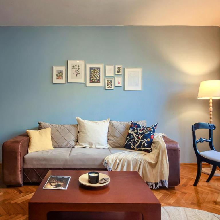 Vintage charm by Republic Square - French balcony - One-Bedroom Apartment - 9