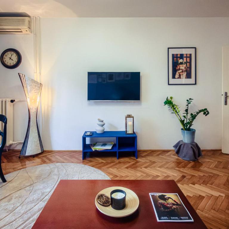 Vintage charm by Republic Square - French balcony - One-Bedroom Apartment - 8