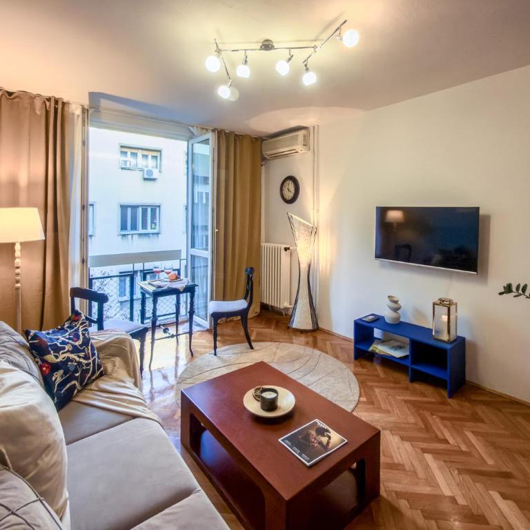 Vintage charm by Republic Square - French balcony - One-Bedroom Apartment - 6