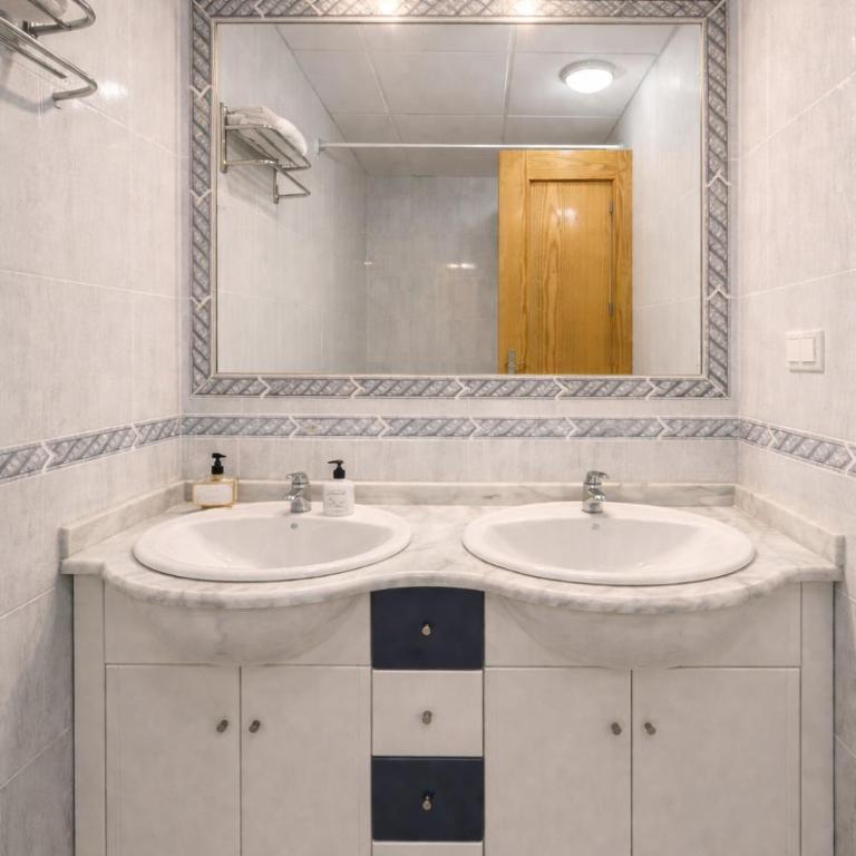 La Zenia 3 Bedroom House, Distant Sea View, Shared Heated Pool in Winter, Sleeps 8 - Casa de 3 dormitorios - 9