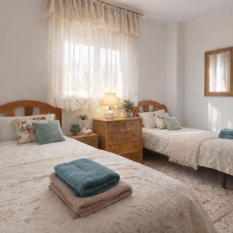 La Zenia 3 Bedroom House, Distant Sea View, Shared Heated Pool in Winter, Sleeps 8 - Casa de 3 dormitorios - 18