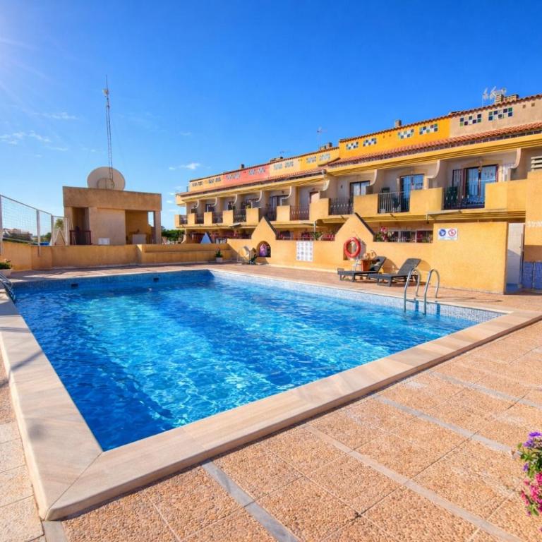 La Zenia 3 Bedroom House, Distant Sea View, Shared Heated Pool in Winter, Sleeps 8 - Casa de 3 dormitorios - 2