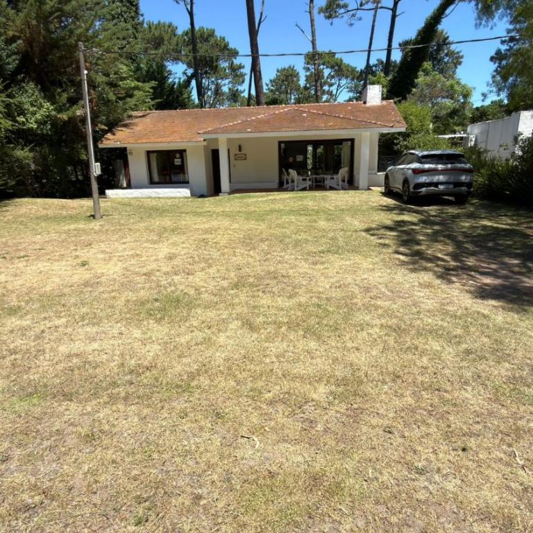 Spacious vacation home, 4BR with large garden,classic chalet style, San Rafael,Punta del Este - Four-Bedroom House - 1