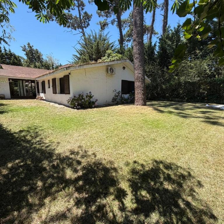 Spacious vacation home, 4BR with large garden,classic chalet style, San Rafael,Punta del Este - Four-Bedroom House - 3