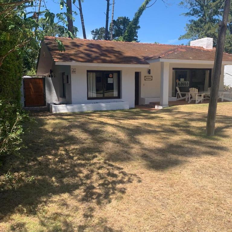 Spacious vacation home, 4BR with large garden,classic chalet style, San Rafael,Punta del Este - Four-Bedroom House - 23
