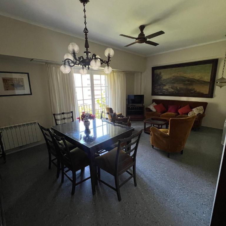 Check and Home - Colon V - 8 Huéspedes a 700mts de la Playa - Three-Bedroom Apartment with View - 13