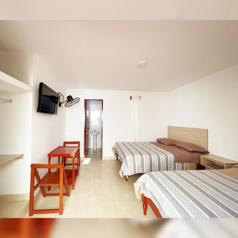 LAS PALMERAS HOSTAL - Habitación Doble Familiar - 1
