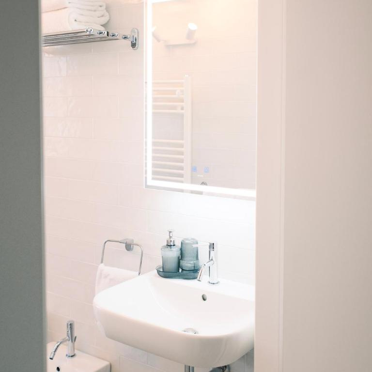 Casa SEBA, Modern Retro Escape I 2 Bedrooms, Parking, Elevator, Crib - Two-Bedroom Apartment with Mountain View - 9