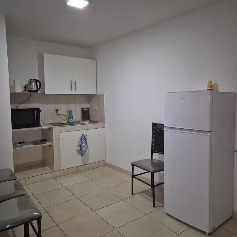 Tres habitaciones Cómodo Residencia - Three-Bedroom Apartment with Balcony - 14