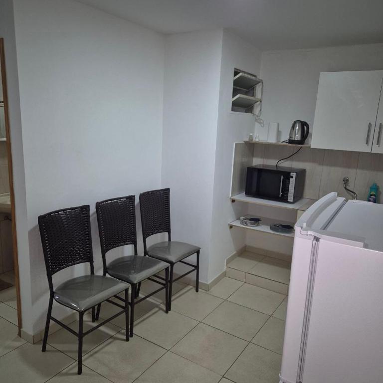 Tres habitaciones Cómodo Residencia - Three-Bedroom Apartment with Balcony - 13