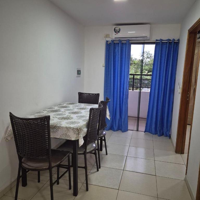 Tres habitaciones Cómodo Residencia - Three-Bedroom Apartment with Balcony - 1