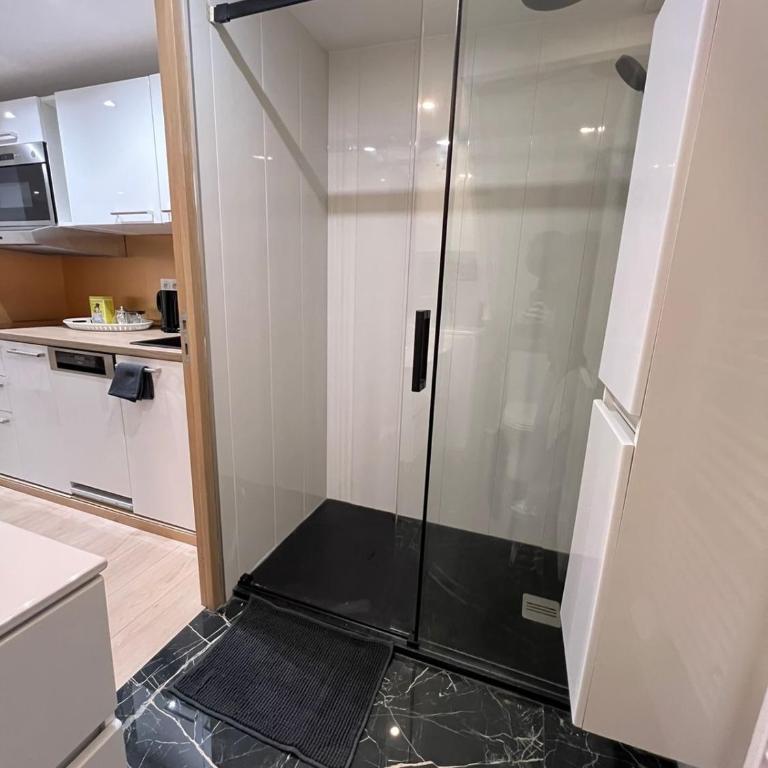 Place a 2 minutes du metro Excellente localisation - Chambre Double avec Salle de Bains Privative - 15