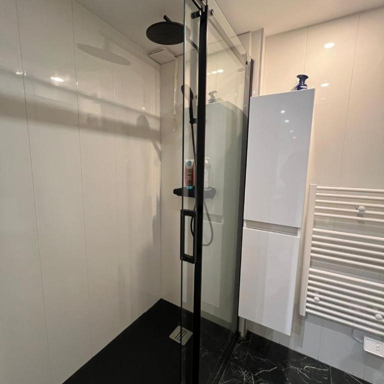 Place a 2 minutes du metro Excellente localisation - Chambre Double avec Salle de Bains Privative - 18