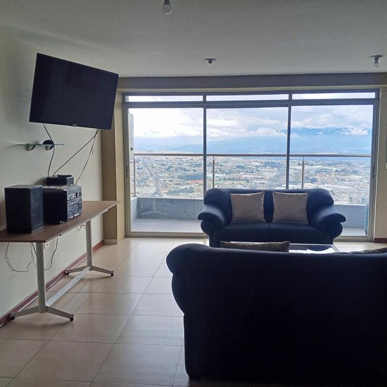 Panoramic view of Quito's north side - Three-Bedroom Apartment - 8