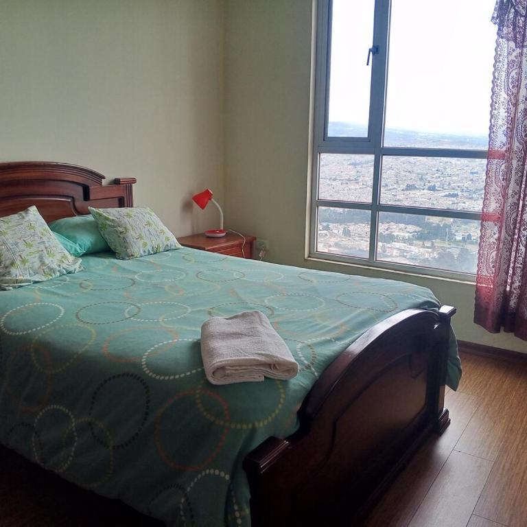 Panoramic view of Quito's north side - Three-Bedroom Apartment - 9