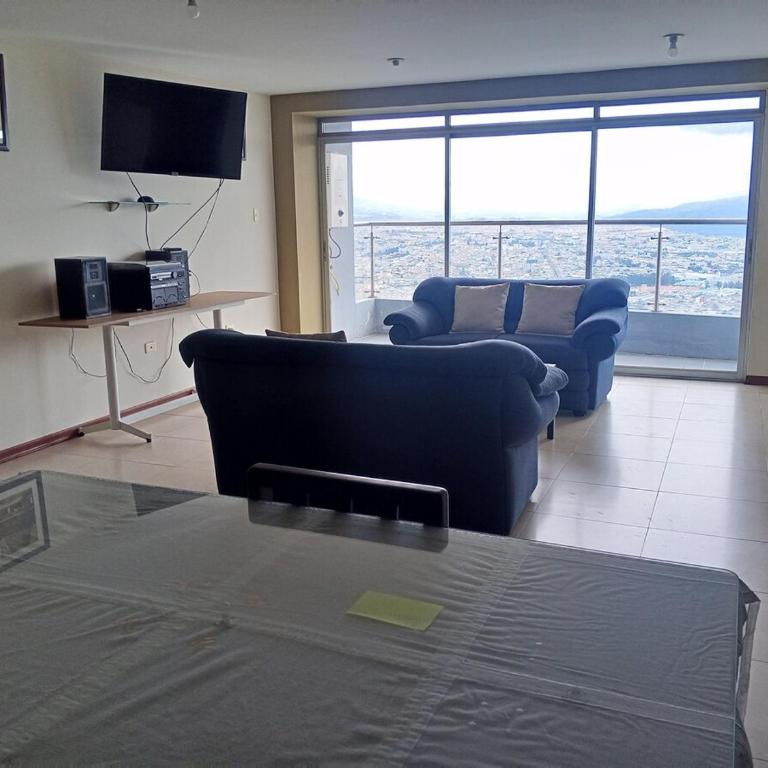 Panoramic view of Quito's north side - Three-Bedroom Apartment - 15