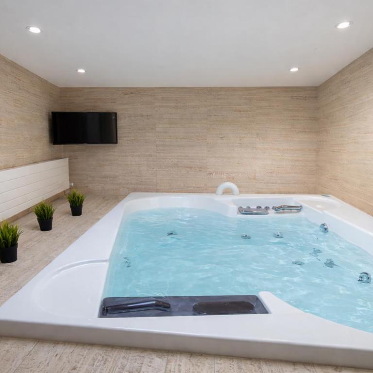 Manin Private SPA, Luxury Apartment very close to the sea - umbrella and deckchair included - Three-Bedroom Apartment with Balcony - 1
