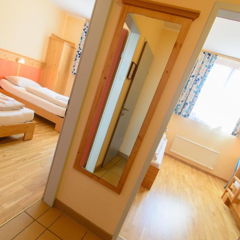 JUFA Hotel St Michael im Lungau - Familienzimmer mit 2 Schlafzimmern - 3