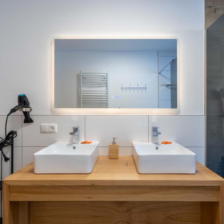 Alpenglück Apartments by we rent, JOKERCARD INCLUDED - Two-Bedroom Apartment with Garden View - 8
