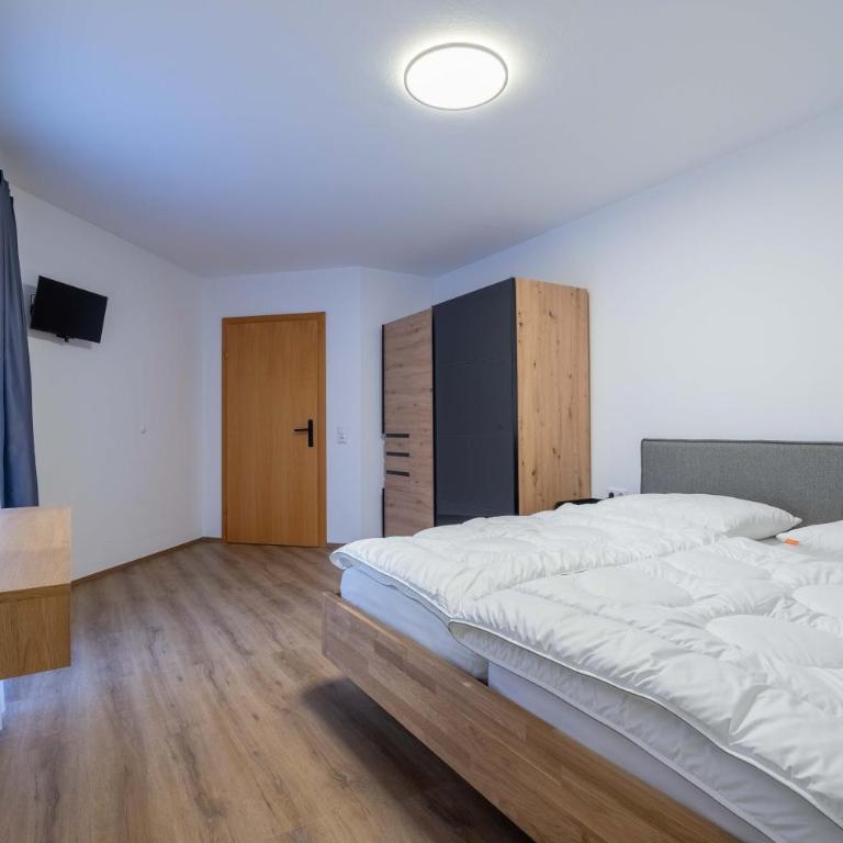 Alpenglück Apartments by we rent, JOKERCARD INCLUDED - Two-Bedroom Apartment with Garden View - 7