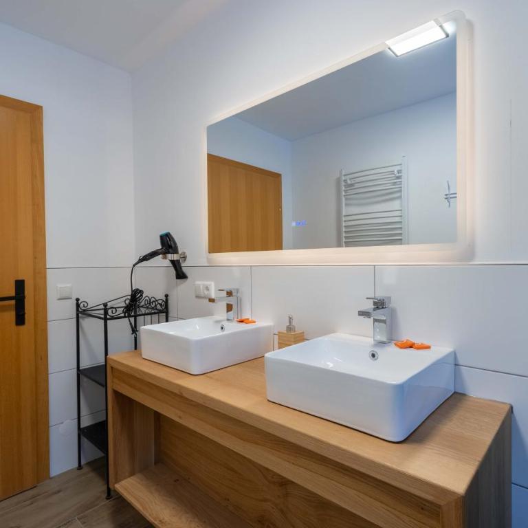 Alpenglück Apartments by we rent, JOKERCARD INCLUDED - Two-Bedroom Apartment with Garden View - 13