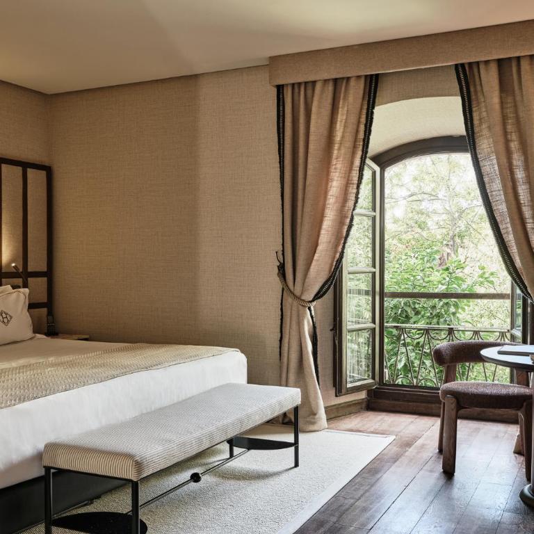 Hospes Palacio del Bailio, a Member of Design Hotels - Habitación con cama extragrande y vistas al jardín - 6