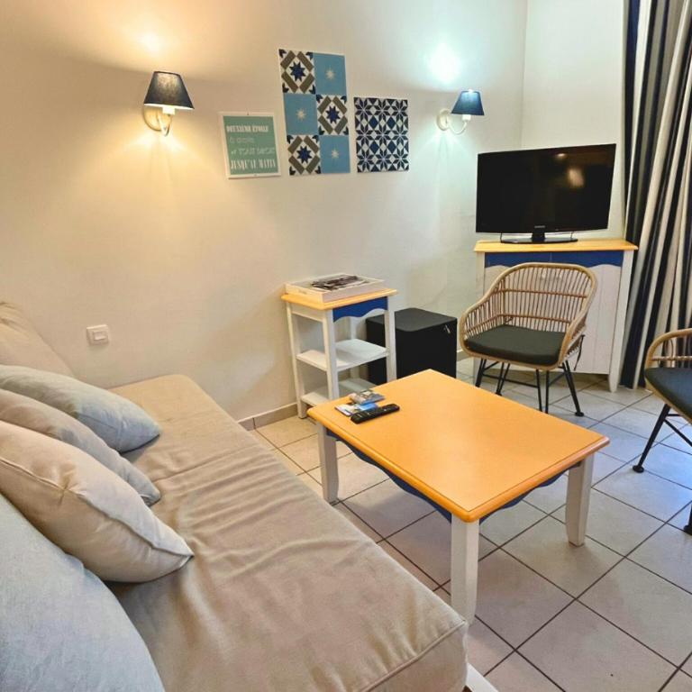 Charmante maison de vacances avec accès piscine - Two-Bedroom House - 8