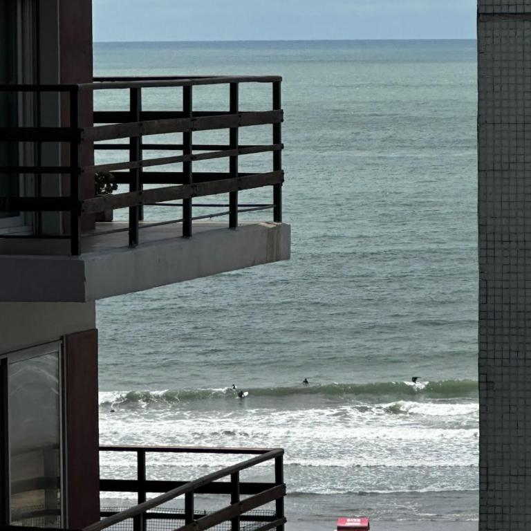 Departamento en playa grande-3 ambientes con dependencia y cochera - Three-Bedroom Apartment - 1