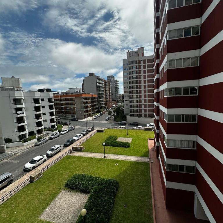 Departamento en playa grande-3 ambientes con dependencia y cochera - Three-Bedroom Apartment - 6