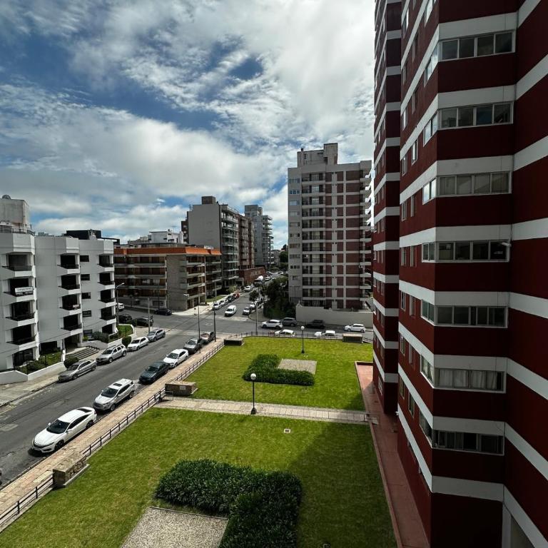 Departamento en playa grande-3 ambientes con dependencia y cochera - Three-Bedroom Apartment - 20