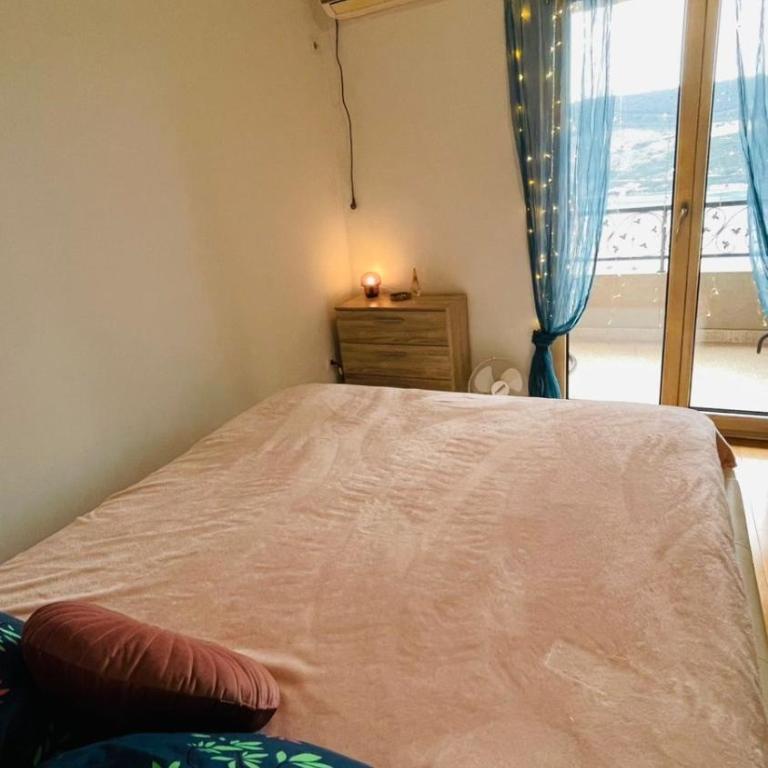 Sunny Bay Apartments - One-Bedroom Apartment with Sea View and Balcony - 3