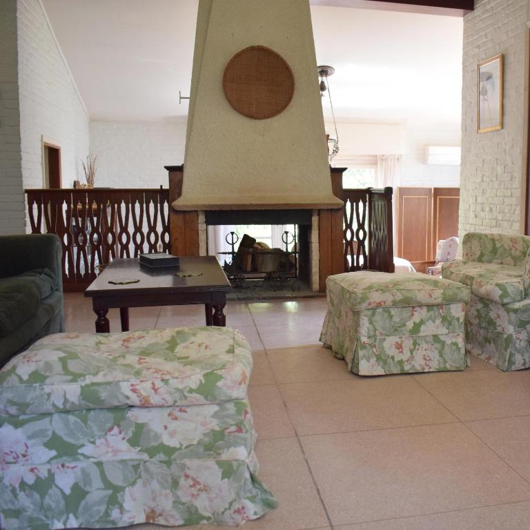Family home in Las Delicias, garden and barbecue - Four-Bedroom House - 1