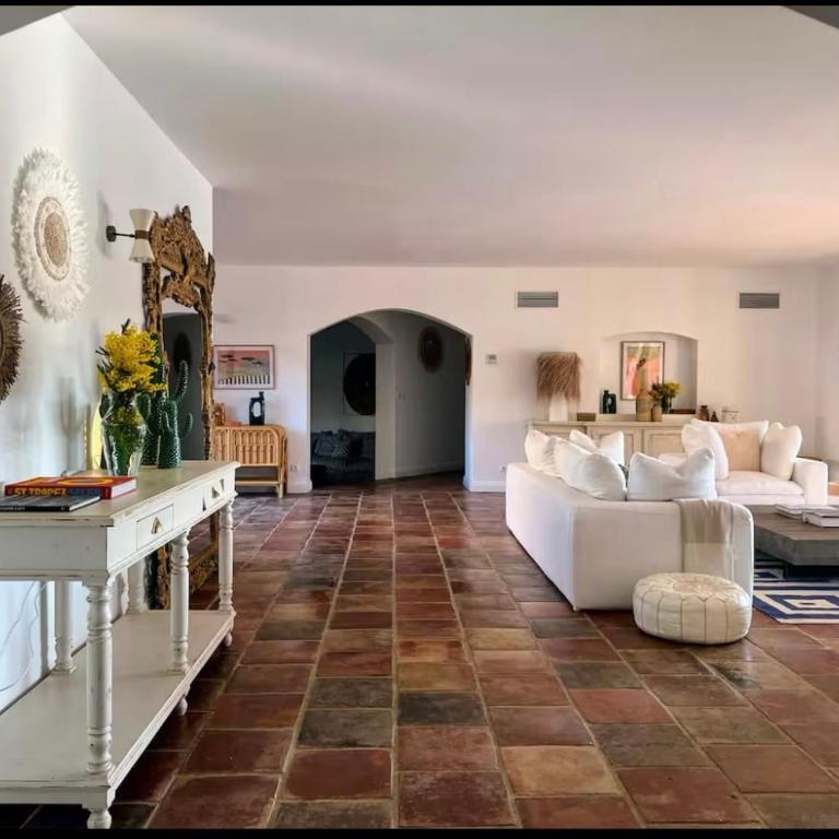 Luxury Mediterranean Villa with Pool & Helipad - Villa - 8