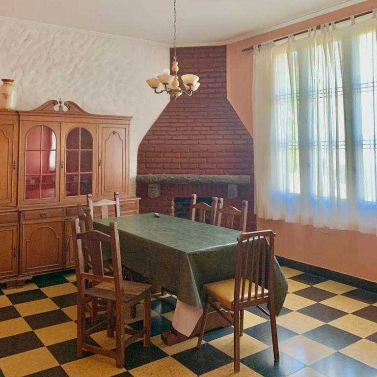 Casona con Pileta - Four-Bedroom House - 8