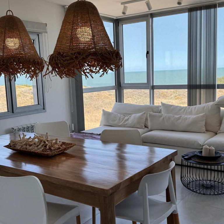 Departamento de lujo frente al mar con vista panorámica, pileta y cochera privada - Apartamento de 2 dormitorios - 1