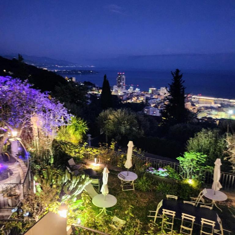 Le Mas d'Angeline-Vue mer panoramique, jardin partagé, parking, voiture indispensable, route étroite et pentue, à 10 min de Monaco - One-Bedroom Apartment with shower - with sea view - 24