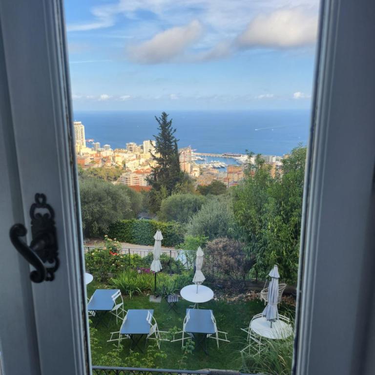 Le Mas d'Angeline-Vue mer panoramique, jardin partagé, parking, voiture indispensable, route étroite et pentue, à 10 min de Monaco - One-Bedroom Apartment with shower - with sea view - 20